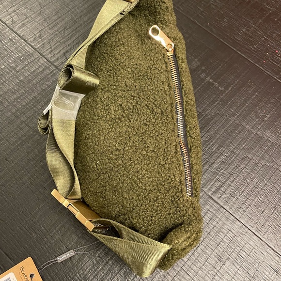 BEARPAW SHEARLING FANNY PACK CROSSBODY BELT BAG NWT - Picture 5 of 11